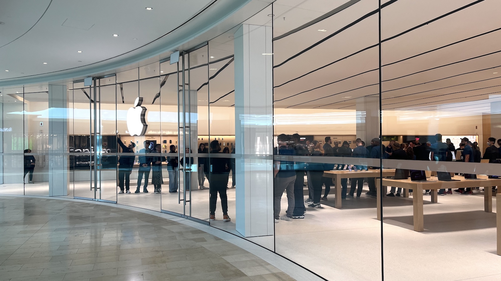 Apple’s First Store in Canada With Dedicated Pickup Station Now Open ...