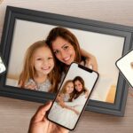 This smart picture frame lets you share photos with far-off family members